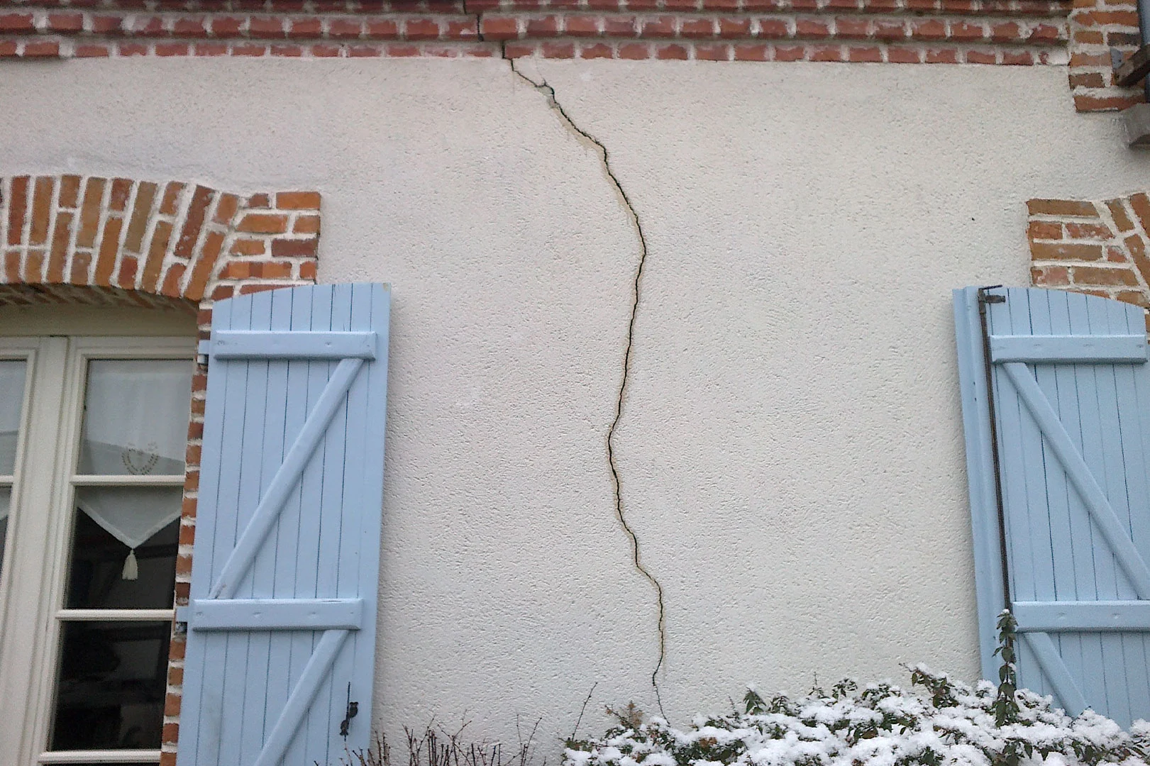 maison fissurée sécheresse et mouvement de terrain